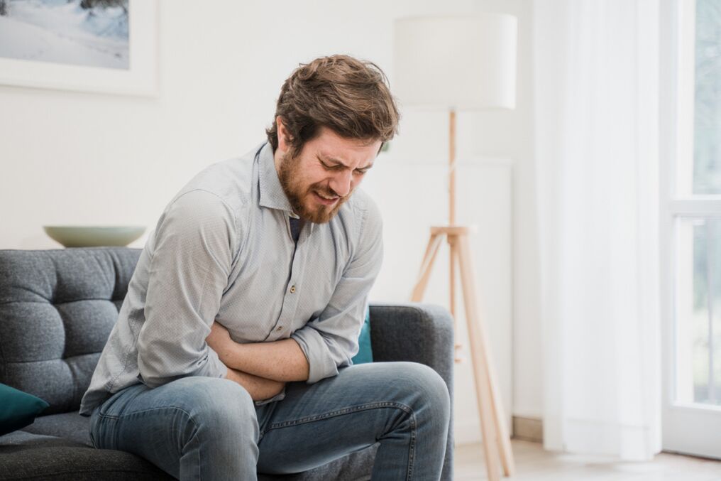 الرجل لديه أعراض التهاب البروستاتا